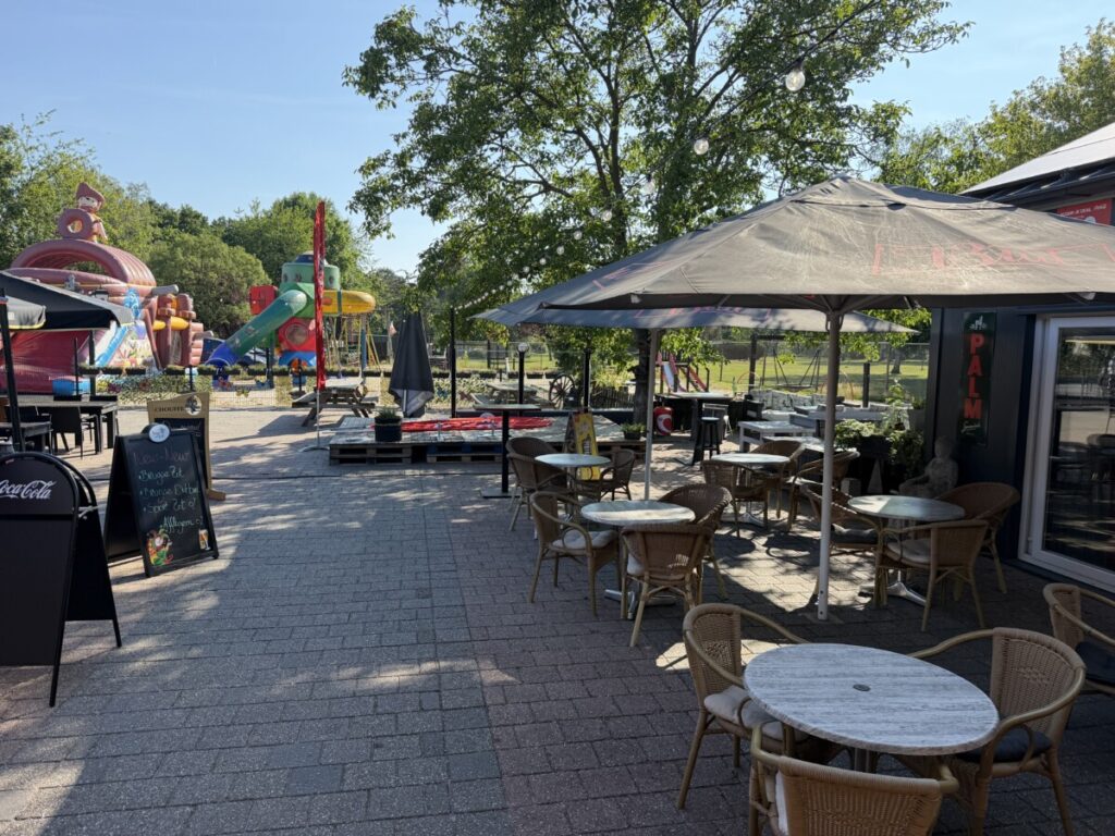 Terras en speeltuin bij Hof van Heden in Bergeijk