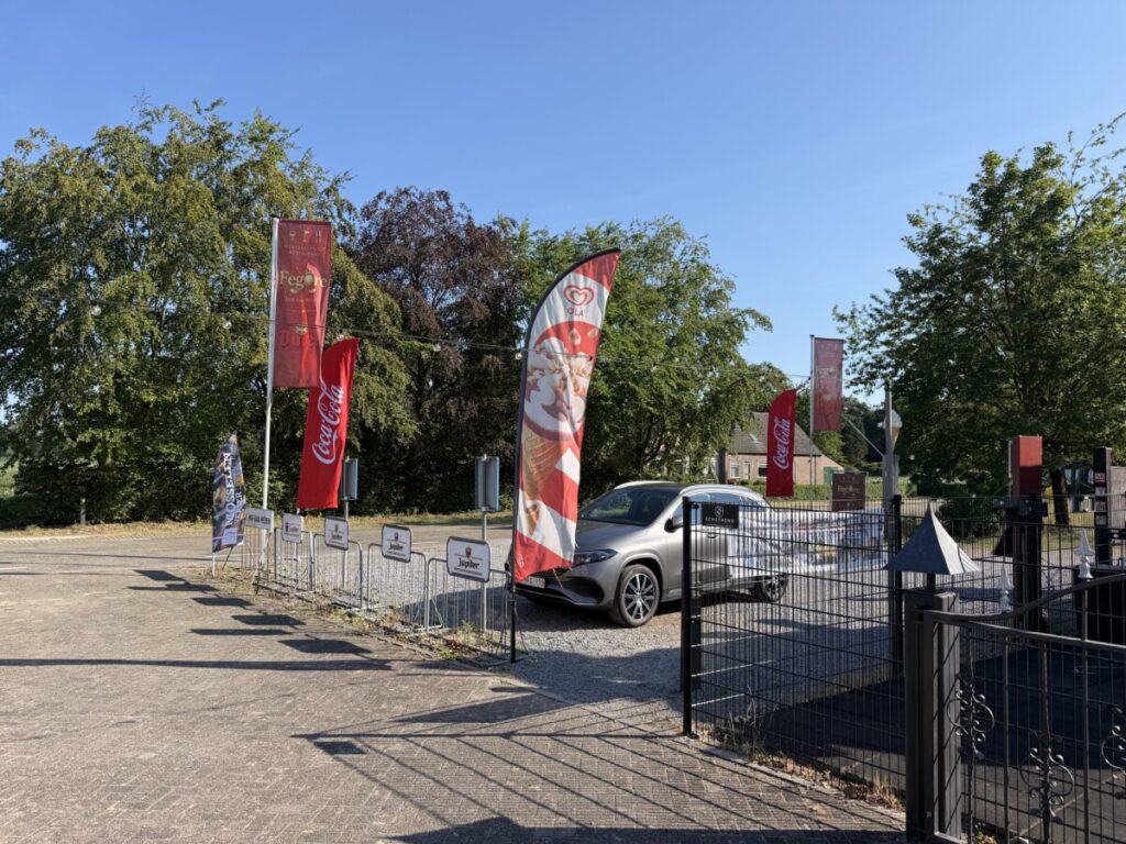 Ingang van Hof van Heden in Bergeijk met Fegore vlaggen
